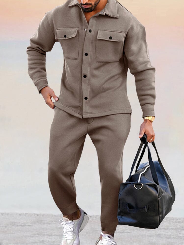 Ensemble deux pièces athleisure pour homme composé d'une chemise à boutons et d'un pantalon